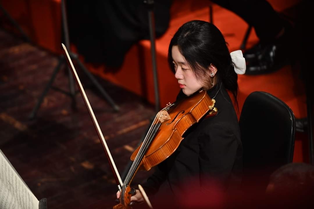 Ruby Ngọc Minh performing viola